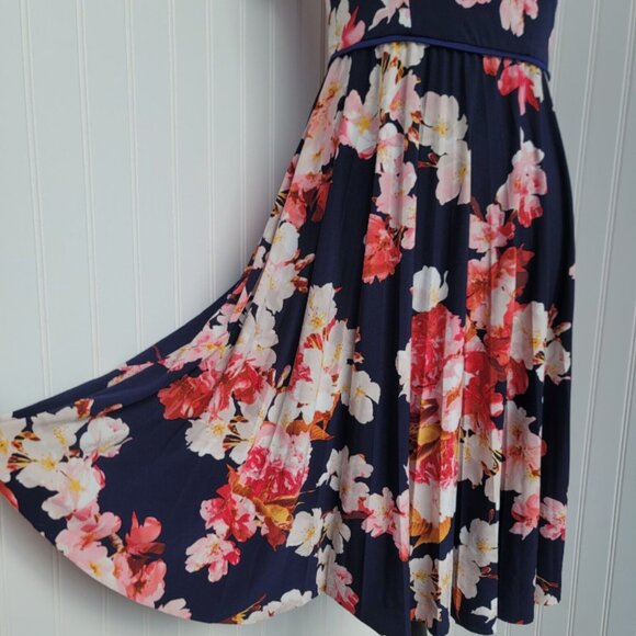 Brand New Maggy London Women's Floral Pleated Dress - Picture 3 of 9